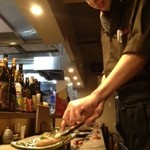 猿兵衛 赤坂店 - サルシッチャをオーナー自らカカット。