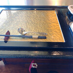 那古亭 - テーブルセット。右上は2種類のお塩。