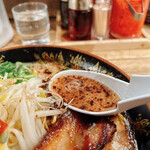 喜楽 - マー油とチャーシューの焦がし部分で
コクと風味が増してます◎