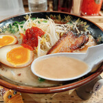 Kiraku - 最初、あっさり風味かと思えば
                      やはり濃厚な豚骨スープ