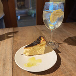 バルデエスパーニャ セントラル - カラトリーボックスの影が手みたい。　