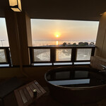 Hamako getsu - お部屋の露天風呂からの、琵琶湖の夕日