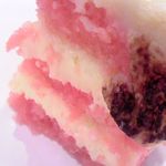 トラットリア・ステッラ・カンパーニャ - ズッパイングレーゼ
                                
                                チャシャ猫みたいなズッパイングレーゼは、カスタードとカンパリのケーキ。
                                
                                私はちょっと酔っ払いそうでしたw
                                大人の味！
                                