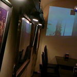 トラットリア・ステッラ・カンパーニャ - 夜も雰囲気いいですよ♪通常映像は流れてないと思います。