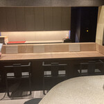 手打ち蕎麦 たがた - 入って右手のカウンター4席　私達は奥のカウンター席で3席　手前に両方を見渡すテーブルに4席