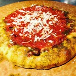 Good Vibes - 生地に高さがある「分厚い」ピザは、ディープディッシュ・ピザ（深皿ピザ）と言われ、沢山のモッツァレラチーズが入っています。召し上がる時にピザを持ち上げるとチーズのダムが決壊したかのように溢れ出す様子は絶景です！これまでの通常のピザのイメージを覆します。
                      