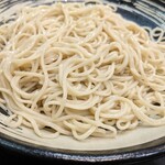 ゆで太郎 - セットの蕎麦。いわゆる盛り蕎麦
            ちゃんと茹でたてを〆て出してくれるので
            コシもあるしのど越しも良好
            蕎麦の香りとか風味とか云々は…よくわからない