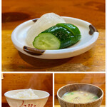 Hisamoto - ご飯は小さなお茶碗に軽く。
                        お米は茨城県産のコシヒカリ米、いつも食べながら何処のお米なんだろうと思っていましたがようやく聞けました。
                        なめこと豆腐と三つ葉のお味噌汁に自家製の糠漬けとたくあん。