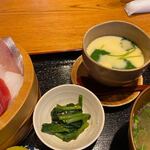 Itoshima Kaisen Shokudou Sorari - 海鮮丼には茶わん蒸しとほうれん草の小鉢がセットになって付いて来ました。