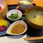 糸島海鮮食堂 そらり - 汁椀は魚のアラを使ったお味噌汁でした。