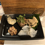 麹町いづみや しろ - [おつまみ：5品]
      ・たらこ煮付け
      ・本マグロの血あい角煮
      ・かき
      ・たこ
      ・ホタルイカのなめろう