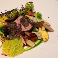 モトイ - ⑨炭火焼きイベリコ豚と57種類の野菜添え、黒トリュフ掛け【追加2,500円】
                    加熱で脂が活性化し旨みが増しています
                    春の菜園の様な彩り豊かな野菜は見る楽しみと食べる喜びを与えてくれます