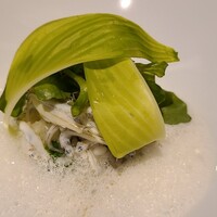 モトイ - ⑦春の山菜(うるい、こごみ、菜の花)のリゾット、釜揚げ氷魚(滋賀県産)&うるい載せ、瀬田蜆(滋賀県瀬田産)の出汁の泡ソース添え
                    氷魚と瀬田蜆とうるい、見た目が爽やかな春の装い、淡い味わいを重ねています