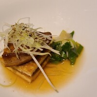 モトイ - ⑥ロースト・フォワグラとお揚げ、針セロリ載せ、黒七味載せ、煮九条葱添え
                    フォアグラの火入は流石で濃厚な旨みとコクが口一杯に拡がります
                    甘く煮たお揚げで冬の京都を取り込みます