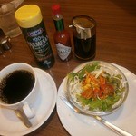 ホットコーヒーとセットのサラダ