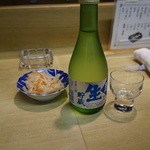 Odenhayashi - 細君用の冷酒と付け出し。お酒は萬代の生貯蔵(上撰)