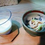 Susukino Naniwatei - コーンスープと蕎麦サラダ・・コーンスープはコーン本来の旨みが味わえます。蕎麦サラダは普通です