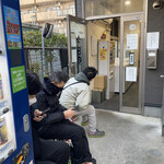 ヌードル＆スパイスカレー 今日の1番 - 06:32分到着、06:30営業前12人待ち(カウンター8席)で2回転目