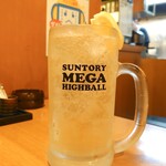 Ikkemme Sakaba - ジムビールのメガは429円。カットレモンが2つ付いてくるのも嬉しい