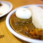 CURRY SHOP くじら - ポークピンダルーにゆで玉子