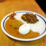 CURRY SHOP くじら - チキンと牛キーマ