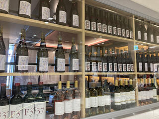 SANTROPEZ - 自社を含めた各地の日本ワインで飾られた半個室空間