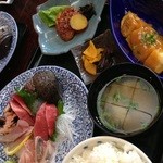 すし・和食処　伊豆島 - 刺身ランチの刺身、焼き物、小鉢、漬物、味噌汁、ごはん