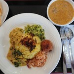 スリランカ料理 RAJARATA - Bセット(ポークカレー)＋セイロンミルクティー￥1600