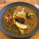 ハマカレー - サグチキンキーマ（左側）とホタテとブロッコリーのココナッツカレー（右側）2種あいがけ。パクチー抜き。