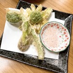 Oomura - 筍の煮物と山菜天ぷら680円