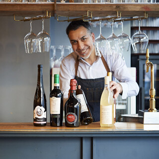 お好みの美酒で乾杯。力強い「骨太ワイン」を中心に取り揃え