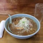 札幌ラーメン カムイ - 醤油ラーメンと熱々オシボリと大きなグラスの氷水