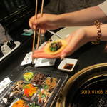 高麗房 - 生地にいろんなものを乗せて包んで食べます。