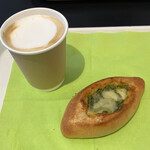 広島アンデルセン - カフェラテとチーズジェノベーゼ。朝食にぴったりこん。