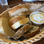 レストランカウベル 本店 - 焼きたてパン　パン自体が美味しいが添えられてるバターが絶品