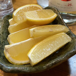 鳥半・魚半 - カットレモン　驚くほどたくさん