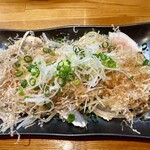 鳥半・魚半 - 鶏の刺身の上にたくさん薬味が乗ってて美味しい