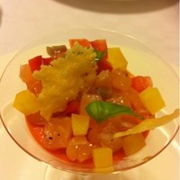 アントューカ - アミューズ：赤パプリカのムースとサーモンのタルタル