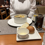 レストラン HUSHHUSH - パン  アイスコーヒー サラダ （妹）