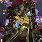 レストラン HUSHHUSH - 原宿駅から、表参道駅まで歩きました。途中キラキラのエスカレーターが...。「東急プラザ表参道原宿」の巨大な万華鏡ステンレスパネル