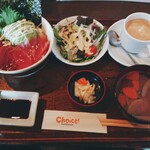 チョイス - アボカドとマグロの鉄火丼定食 (890円・税込)