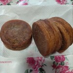 御座候 - 揚げてますから色が黒いです。