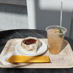 Cafe Coteau - バスクチーズケーキ（ピスタチオ）　900円　＆　ピンクレモネード（Cold）　700円