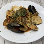 Fresh pasta with three types of live shellfish