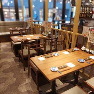 店内座席テーブル