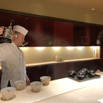 銀座うち山 - 霧吹きでお椀を湿らせています