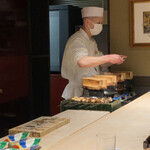 銀座うち山 - 土鍋でご飯を炊いて、隣で真鯛を焼いてます