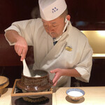 銀座うち山 - おこげをよそってくれます