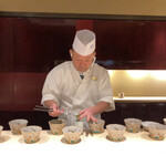 銀座うち山 - カウンターは大将のお仕事が見られて楽しいです