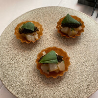 IZA - ⚫︎1皿目
                    カリカリっとした薄いタルトに帆立・キャビア・バジル・粒マスタードと様々な強い香りが混ざり合う。